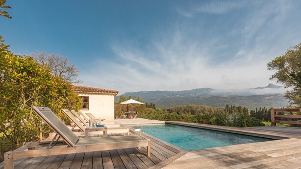 A wooden deck with a pool, lounge chairs, and a small building with a window. - Villa 'Casa Di Pruno' with Private Pool, Wi-Fi and Air Conditioning (Figari)