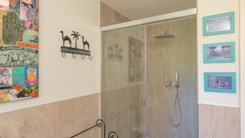 Ducha, secador de pelo, toallas