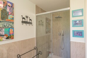 Douche, sèche-cheveux, serviettes fournies