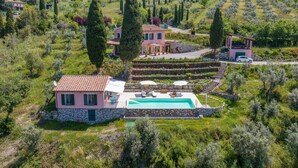 A villa with a swimming pool, stone walls, and a garden with olive trees. - Holiday Home 'Casetta Maya' with Sea View, Wi-Fi and Air Conditioning (Riparbella)