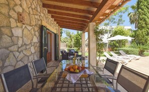 Outdoor dining - Holiday Home 'Correfoc' with Private Pool, Wi-Fi and Air Conditioning (Sa Pobla)