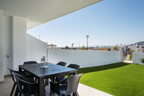 Outdoor dining - Apartment 'Apartamento Poniente' with Sea View, Wi-Fi and Air Conditioning (Zahara de los Atunes)