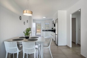 Dining - Apartment 'Apartamento Poniente' with Sea View, Wi-Fi and Air Conditioning (Zahara de los Atunes)