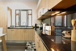 Frigorífico, microondas, horno y placa de cocina