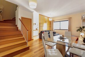 Interior - Holiday Home "Moradia Casa Feliz" with Private Terraces & Wi-Fi (Santa Cruz)