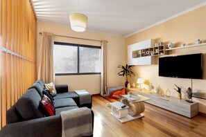 TV - Holiday Home "Moradia Casa Feliz" with Private Terraces & Wi-Fi (Santa Cruz)