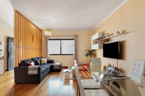 TV - Holiday Home "Moradia Casa Feliz" with Private Terraces & Wi-Fi (Santa Cruz)