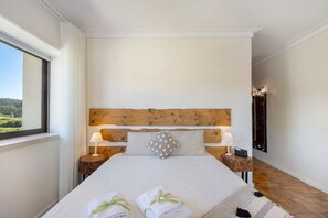3 bedrooms, iron/ironing board, free WiFi, bed sheets - Villa 'Sobreiro 22' with Private Garden, Balcony and Wi-Fi (Lourosa)