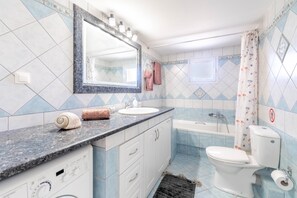 Badewanne, Haartrockner, Handtücher