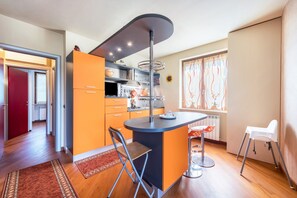 Fridge, microwave, oven, stovetop - Apartment 'Dimora Del Lago - Oasi Con Piscina' with Shared Pool (Soiano del Lago)