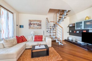 TV, DVD player - Apartment 'Dimora Del Lago - Oasi Con Piscina' with Shared Pool (Soiano del Lago)