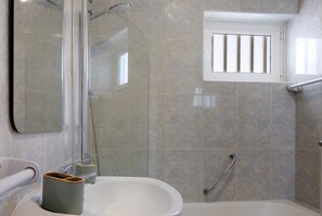 Banheira, secador de cabelo, toalhas de banho 