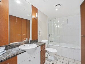 Sèche-cheveux, serviettes fournies