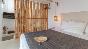 Une chambre à coucher avec un lit, un luminaire suspendu et une cloison en bois.