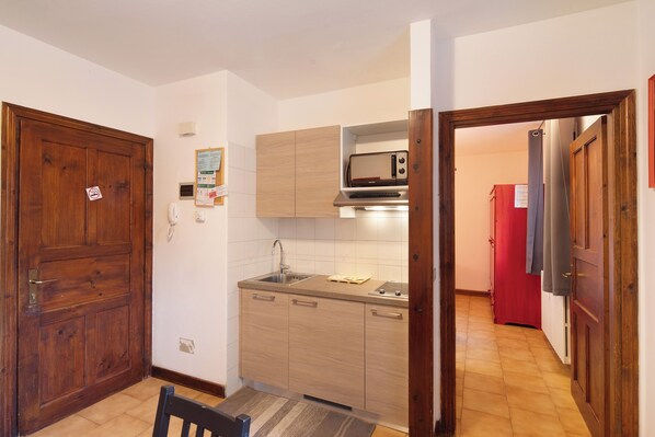 Frigorífico, microondas, placa de cocina y hervidor eléctrico