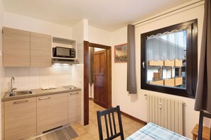 Kühlschrank, Mikrowelle, Herdplatte, Wasserkocher