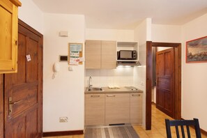 Fridge, microwave, stovetop, electric kettle