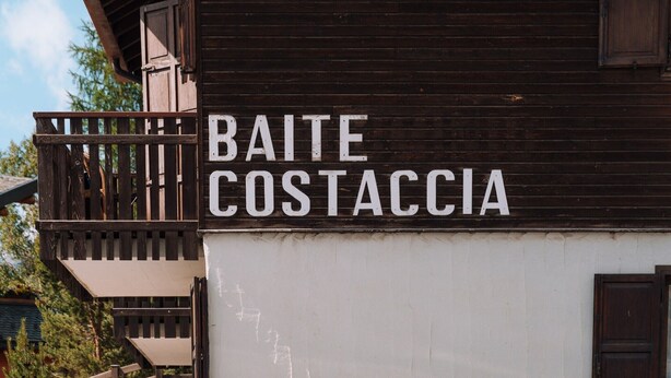 Un bâtiment dont la façade en bois porte une enseigne indiquant « BAITE COSTACCI ».