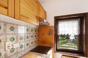 Réfrigérateur, micro-ondes, plaque de cuisson, bouilloire électrique