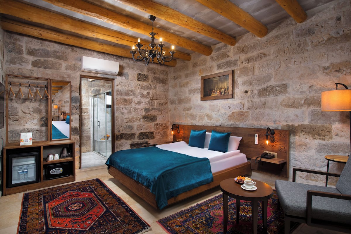 Deluxe Room | 1 bedroom, premium bedding, minibar, in-room safe