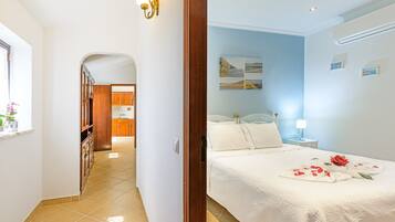 1 slaapkamer, een strijkplank/strijkijzer, gratis wifi, beddengoed