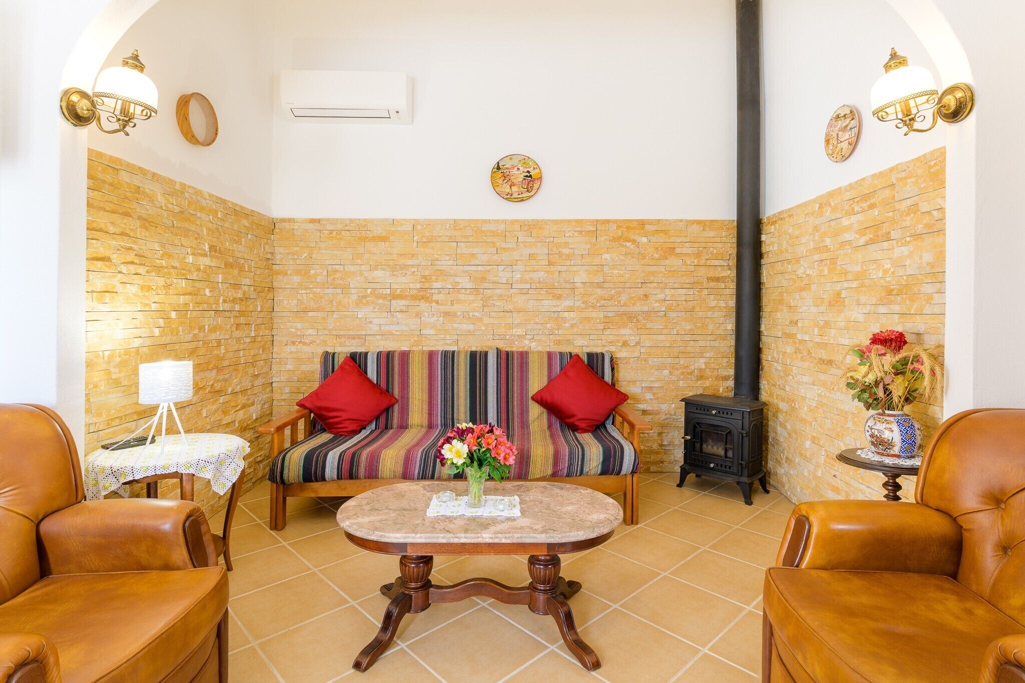 Een televisie, een open haard en een tafeltennistafel