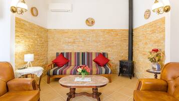 Een televisie, een open haard en een tafeltennistafel