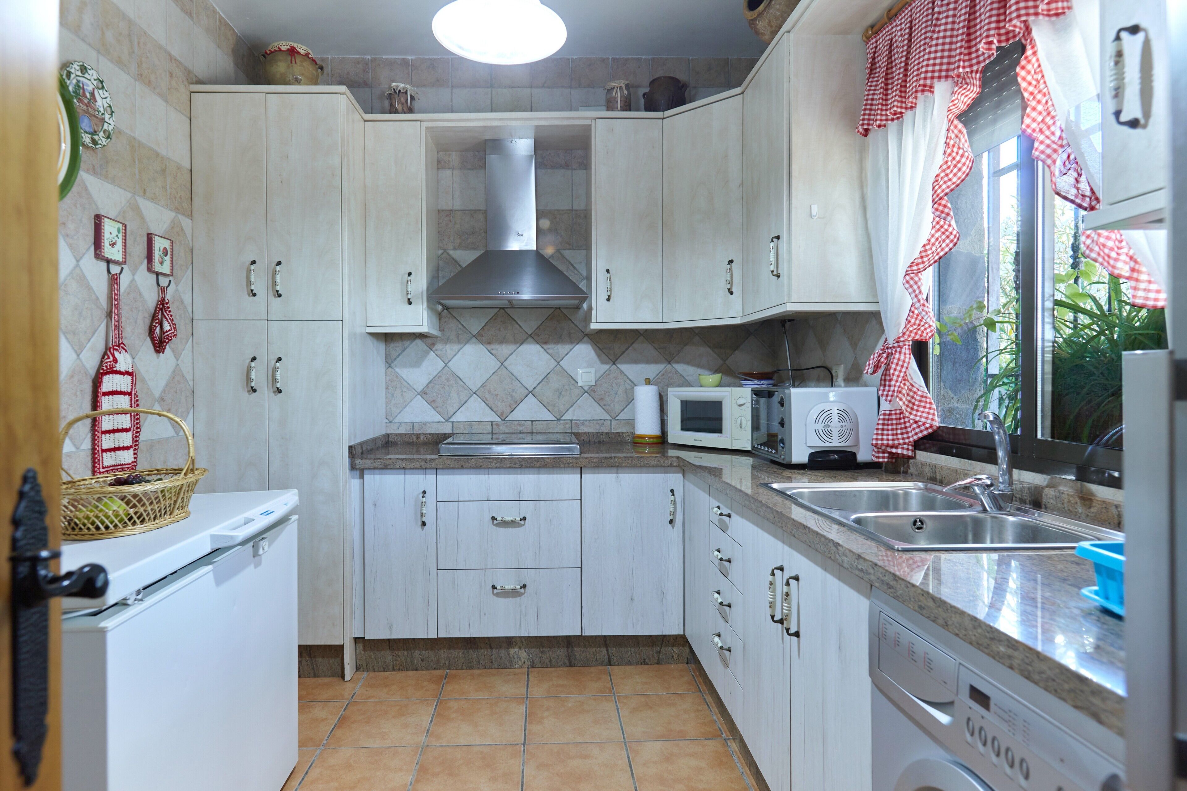 Frigorífico, microondas, horno y placa de cocina