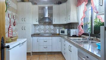 Frigorífico, microondas, horno y placa de cocina