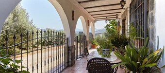 Holiday Home 'Casa Rural La Atalaya' with countryside View, Private Pool and Wi-Fi