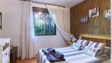 3 bedrooms, iron/ironing board, free WiFi, bed sheets