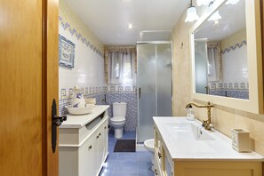 Douche, sèche-cheveux, serviettes fournies