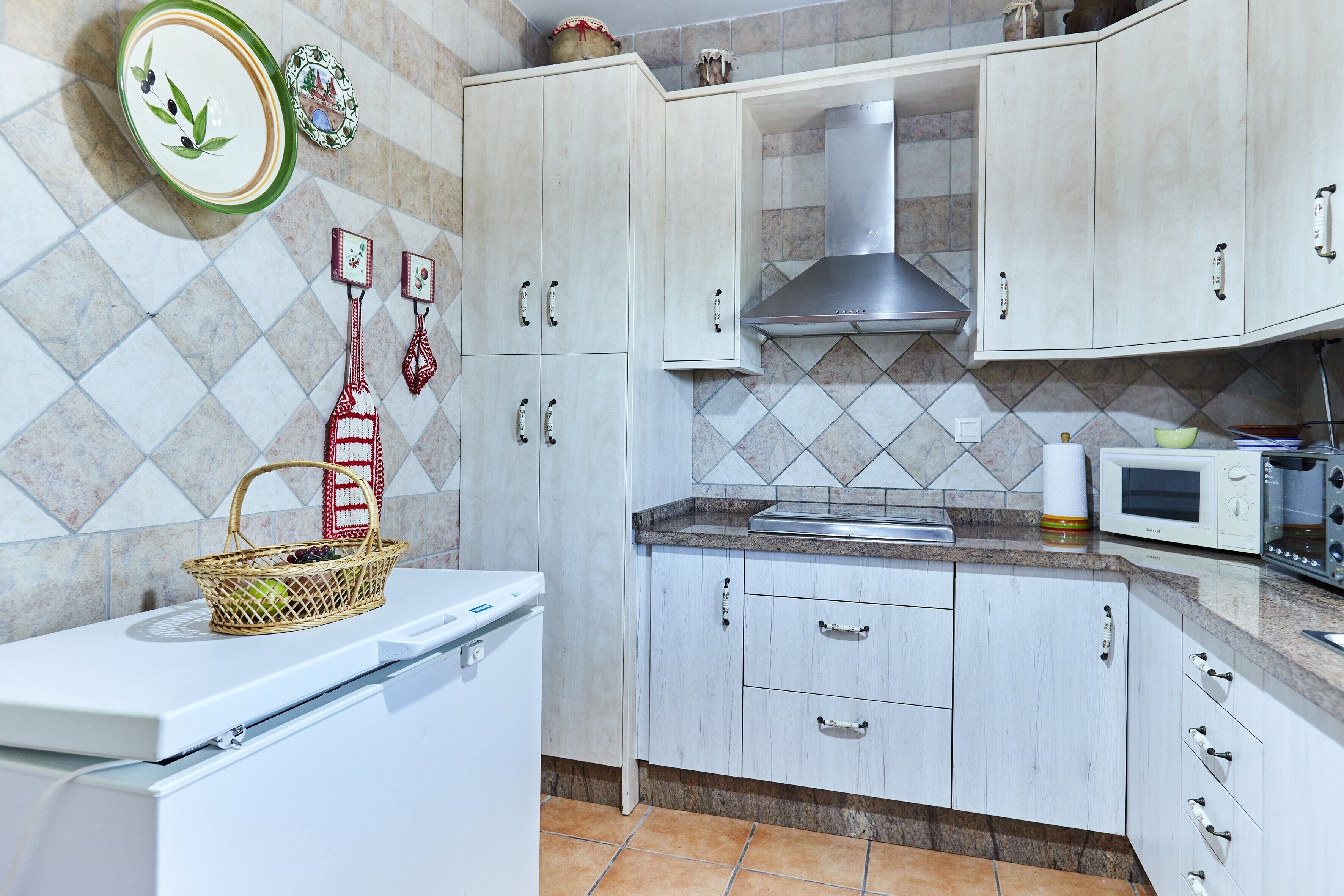 Een koelkast, een magnetron, een oven, een kookplaat