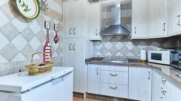 Een koelkast, een magnetron, een oven, een kookplaat