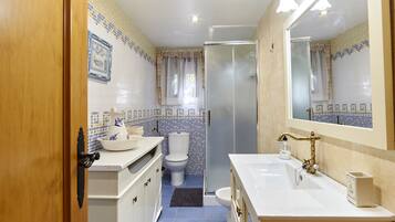 Ducha, secador de pelo y toallas