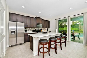 Kylskåp, ugn, spishäll och diskmaskin