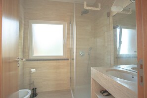 Dusche, Haartrockner, Handtücher