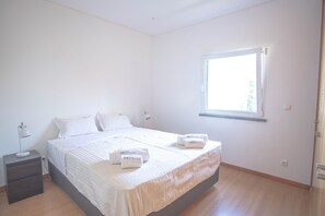 2 bedrooms, free WiFi, bed sheets - Holiday Home 'Forest Village Exótic' with Private Terrace, Shared Garden and Wi-Fi (São João das Lampas)