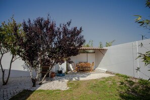Outdoor dining - Holiday Home 'Forest Village Exótic' with Private Terrace, Shared Garden and Wi-Fi (São João das Lampas)