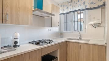 Een koelkast, een magnetron, een oven, een kookplaat