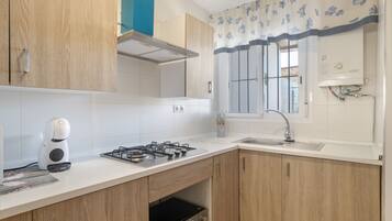 Kylskåp, mikrovågsugn, ugn och spishäll