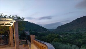 A train station platform with a brick wall and a covered waiting area. - Vacation Home "Ca Josep" with Private Terrace, Balcony & Wi-Fi (Segorbe)