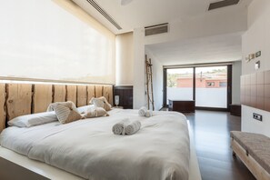 4 bedrooms, iron/ironing board, free WiFi, bed sheets