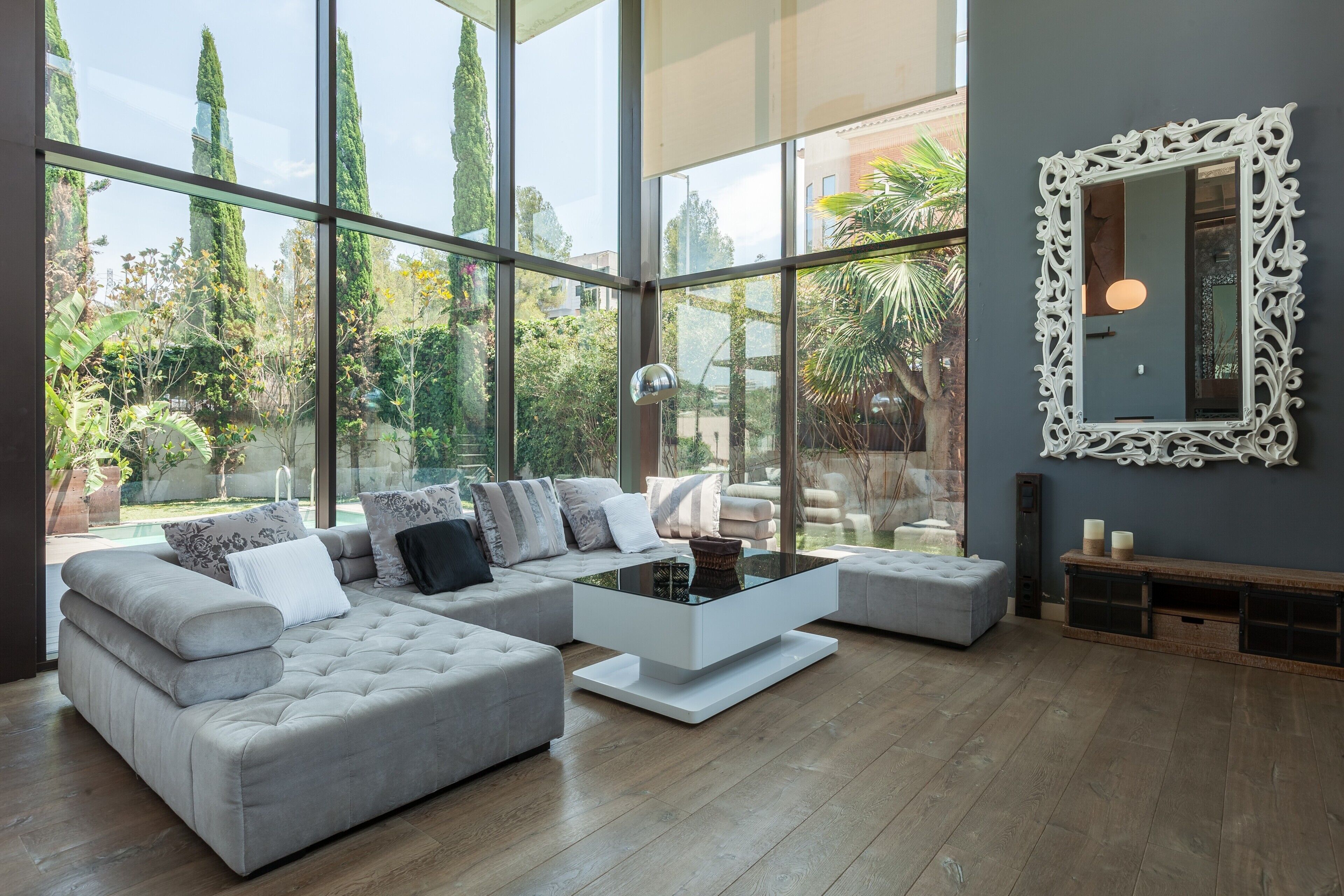 Televisión y chimenea 