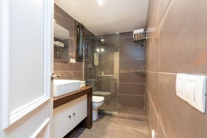 Shower, hair dryer, towels - Maria Beach Apartment with Sea View, Wi-Fi, and Air Conditioning (castell-Platja d´Aro)