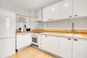 Frigorífico, microondas, horno y placa de cocina