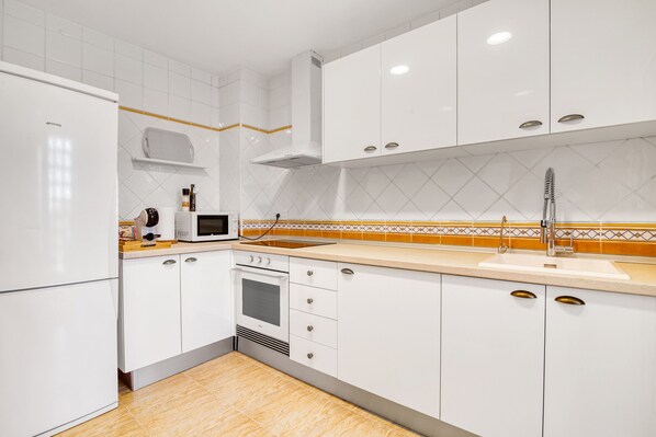 Frigorífico, microondas, horno y placa de cocina
