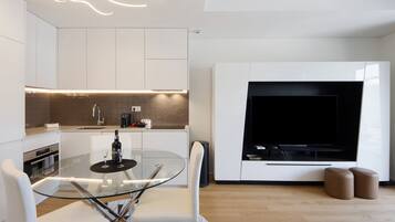 Frigorífico, microondas, horno y placa de cocina