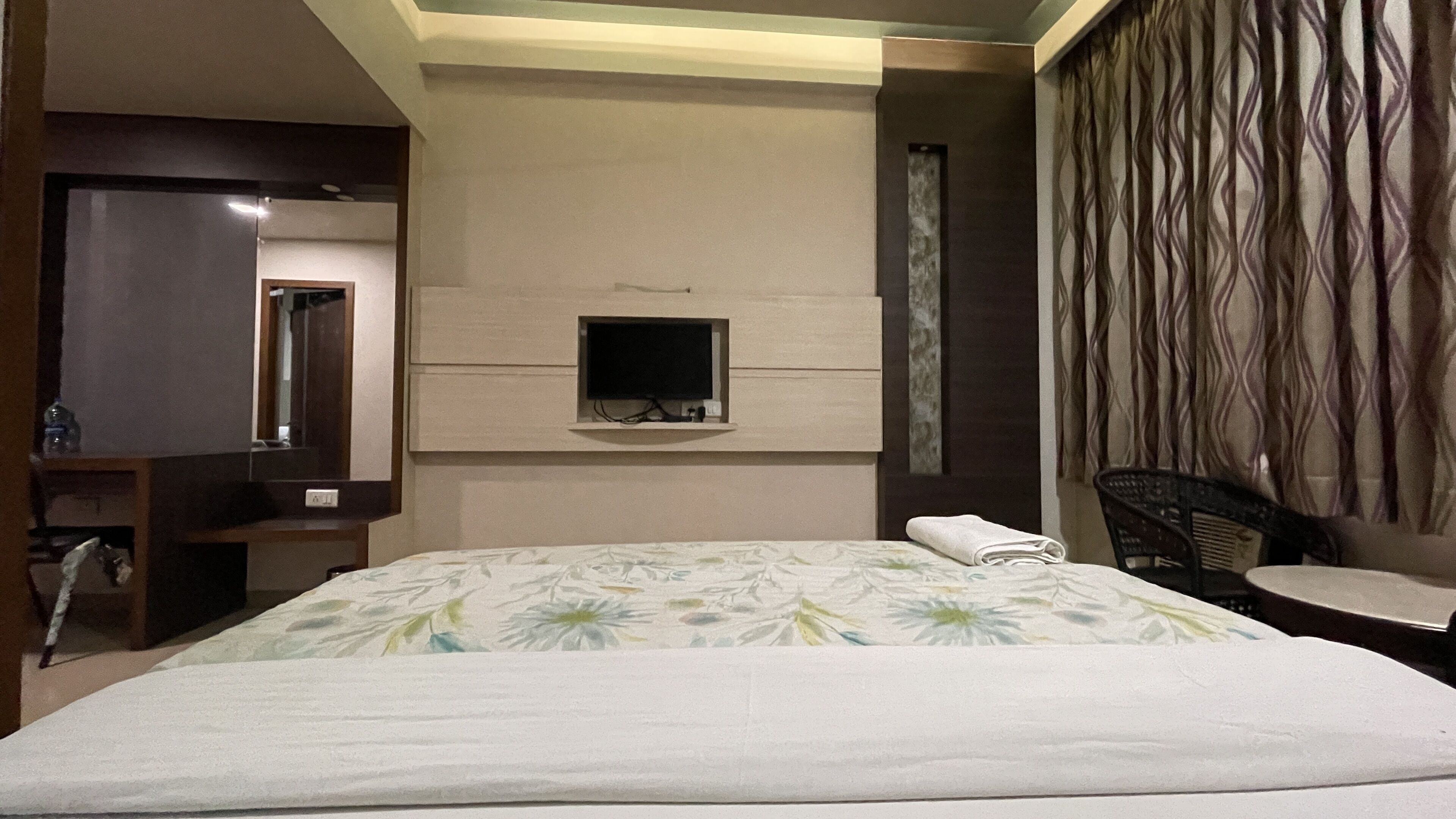 Escritorio, wifi gratis y ropa de cama 