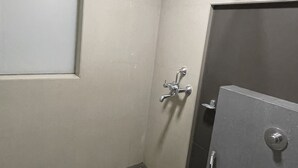 Un baño pequeño y privado con inodoro, ducha y ventana.